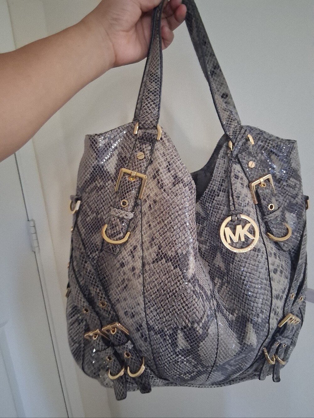 Michael Kors Milo Shoulder Tote In Snakeskin - Picture 4 of 6